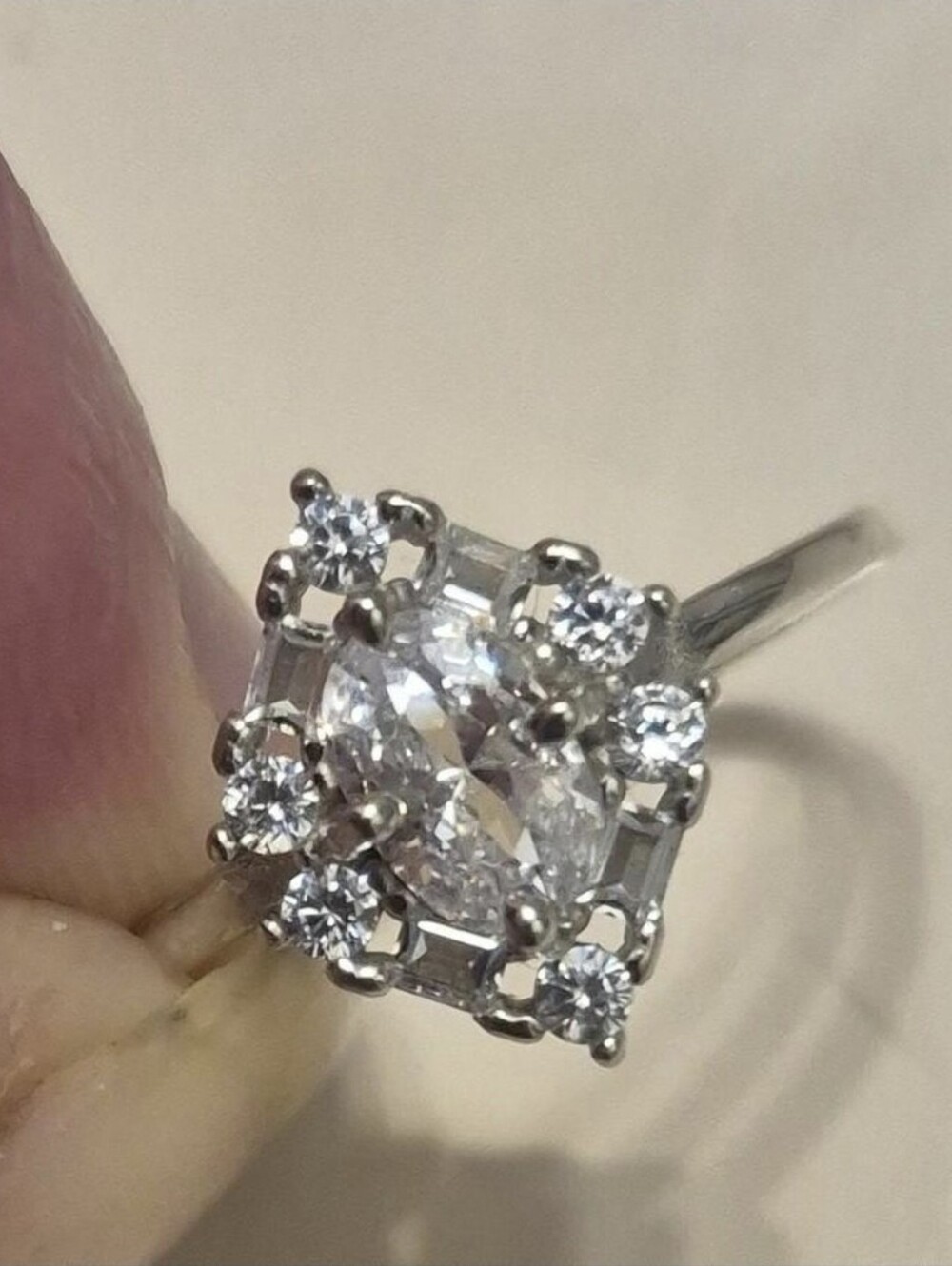 VVS1 Art Deco 2 CT* Oval cut w/ Geometric Pavé Halo Moissanite ring size 6 *New